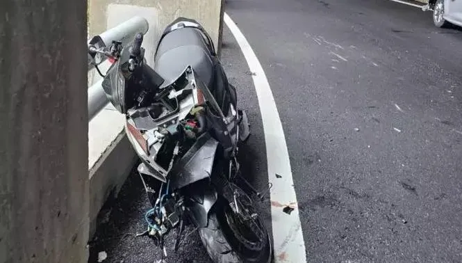 梅蘭明隧道3車連撞！機車車頭全毀　無照少年送醫