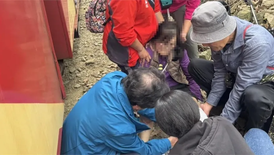 影/撞擊新畫面曝！婦人闖阿里山林鐵「遭噴飛」　目擊遊客嚇壞
