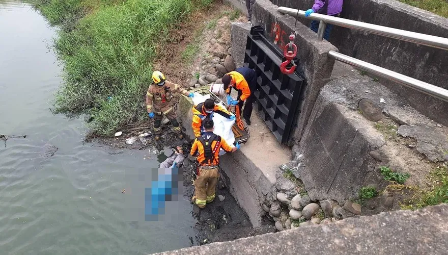 麻豆翁抓魚！跌落深度30公分水溝　仰躺「頭泡水」溺斃亡