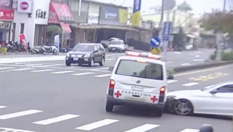 救人卻慘變「待援者」！斗六「救護車載7旬翁」撞賓士