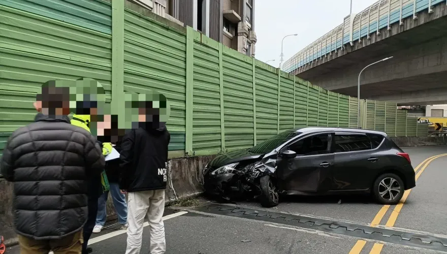 怎麼開的？新店19歲男逆衝對向車道PK德系名駒　車頭報銷