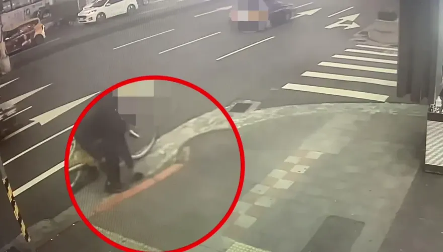 影/路邊香奈兒包母湯亂撿！翁拿走以為沒人要　警調監視器送辦