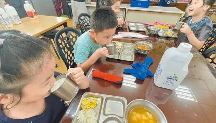 班班喝鮮乳變防空警報！活動全被中斷　師生崩潰：不想再喝