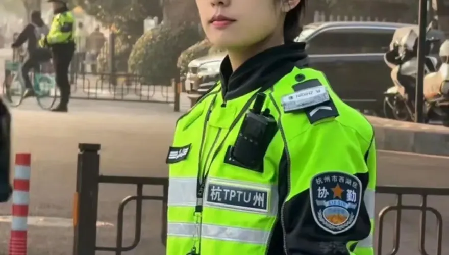 影/杭州正妹女警「撞臉賈靜雯」暴紅　網笑：這下要塞車了