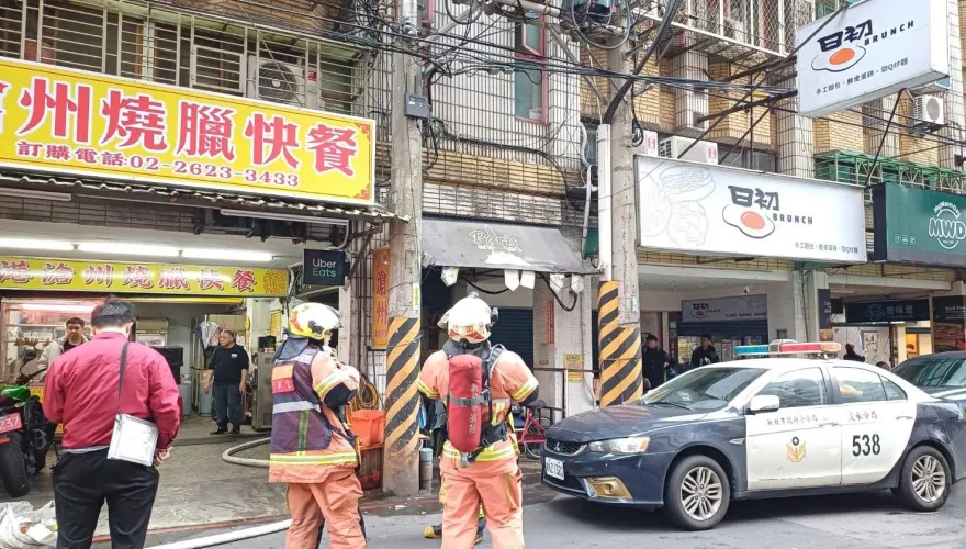 淡水民宅遭「潑灑汽油縱火」！1人大面積燒燙傷　3人緊急送醫
