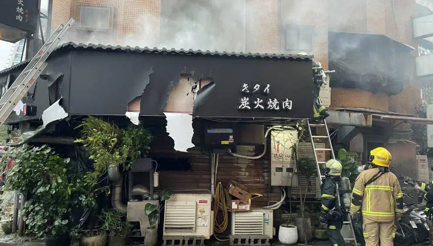假日不平靜！台北延吉街知名燒肉店火警　現場濃煙滾滾