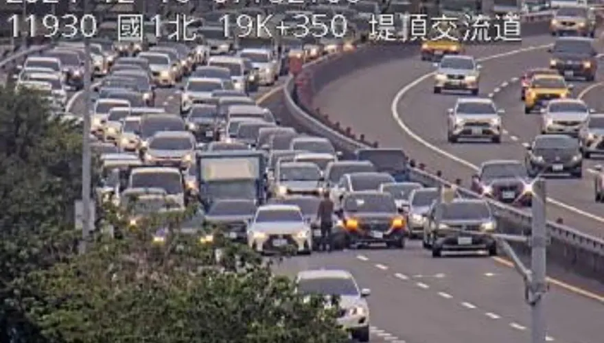 國1上班日不平靜！1小時內「5車追撞、小車遭貨車夾殺」