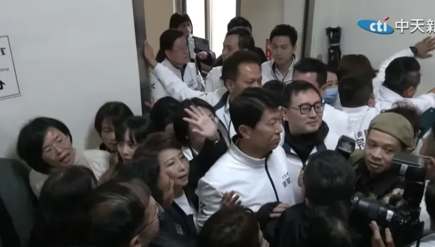 影/選罷法大戰僵持2小時！藍委游顥「1擋4」最強人牆