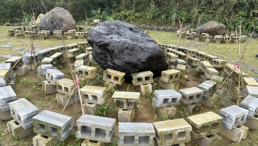 詭！萬里驚見「巨石陣、動物塑像」疑遭神秘宗教入侵
