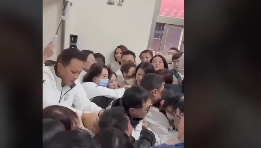 選罷法排審爆全武行　許智傑頭部挫傷　控邱鎮軍壓頭4次