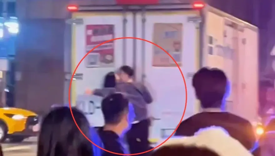 影/醉情侶脫序！信義區爬行駛物流車　擁吻放閃網友傻眼