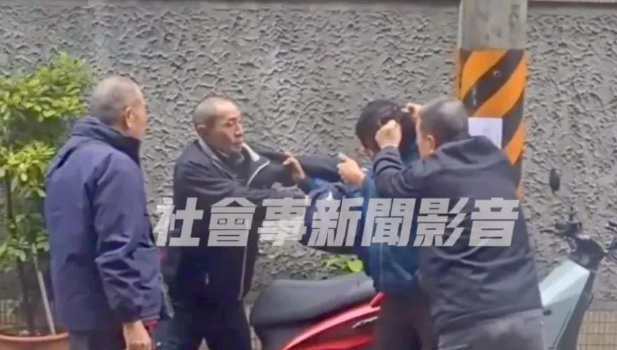 影/隨地便溺！醉漢電線桿尿尿遭制止　惱羞毆人變大亂鬥