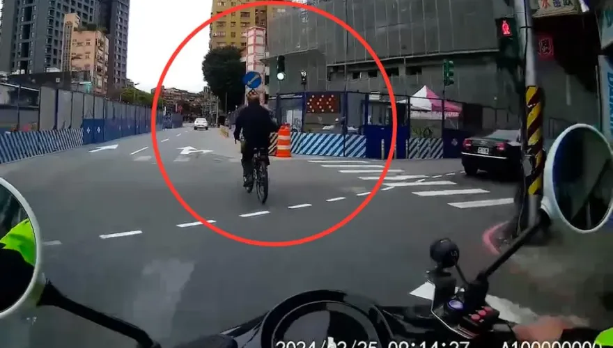 影/呼巴掌襲警！單車男闖紅燈拒檢　妨害公務獲判拘役
