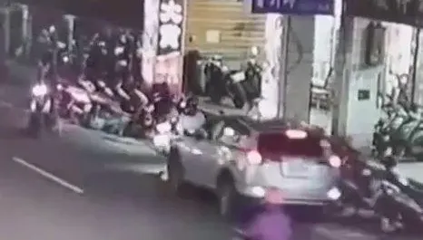 影/新北樹林重大車禍！43歲男開車猛撞20歲女騎士、再波及10機車