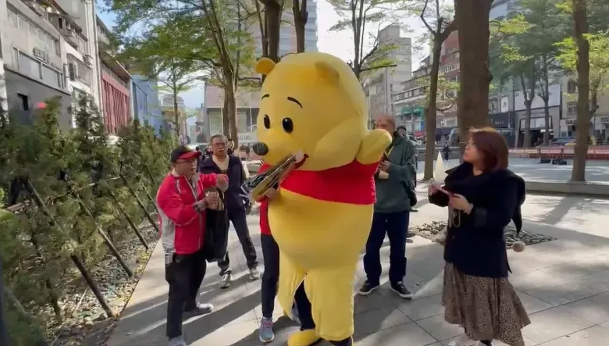 雙城論壇來不速之客　小熊維尼來抗議