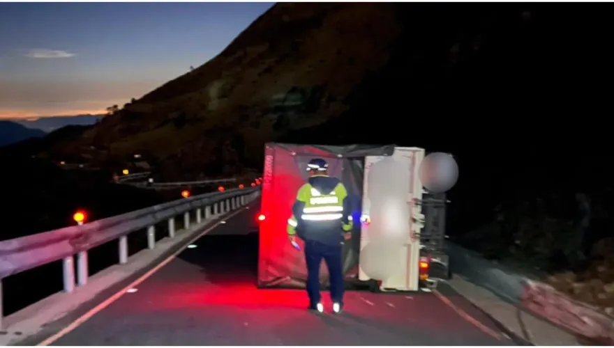 台14甲昆陽段貨車疑打滑翻覆　警頂0度低溫寒夜疏導交通