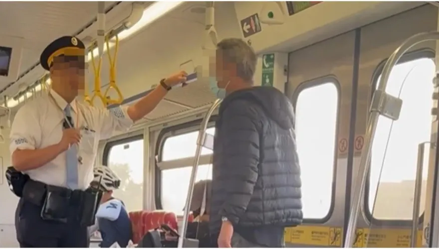 壓秒？男怒罵列車長「關門夾人3次」　台鐵：有吹哨提醒