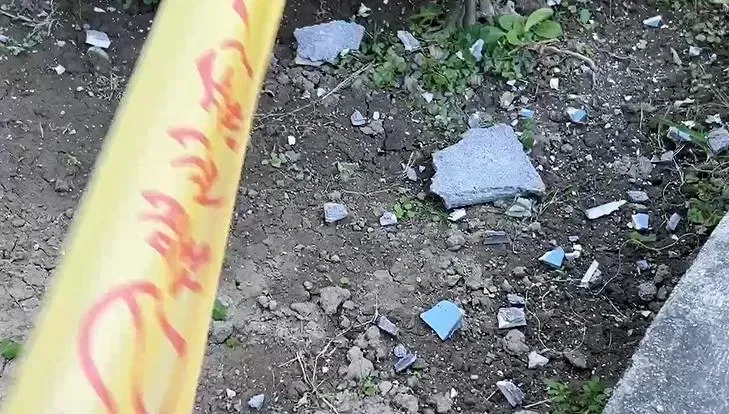影/悚！高雄大樓磁磚脫落掉滿地　68歲女住戶遭砸破頭
