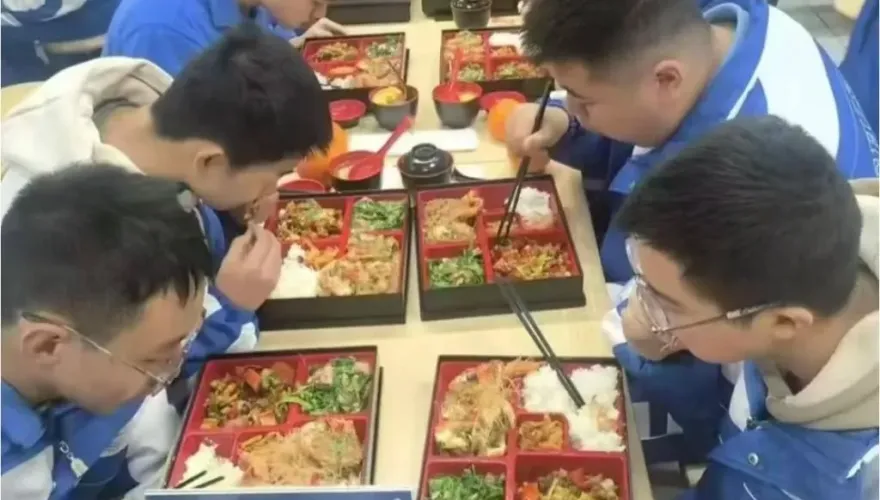 帶頭歧視？成都中學設「學霸用餐區」挨批後急撤