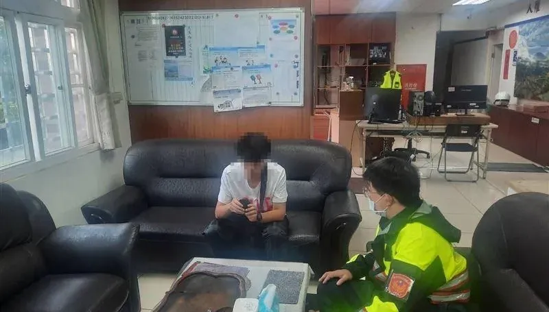 差點變冰棒！少年穿短袖衝陽明山　機車爆胎、手機車沒電險失溫