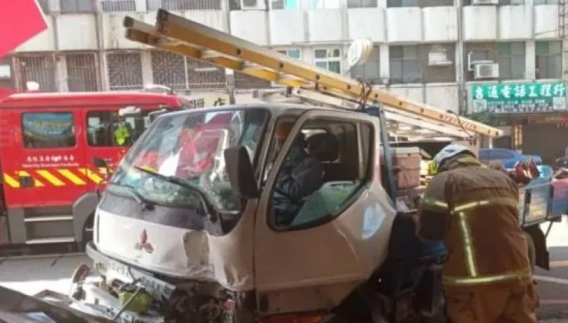 台南貨車閃左轉車撞飛機車！知名薑母鴨名店也遭池魚之殃