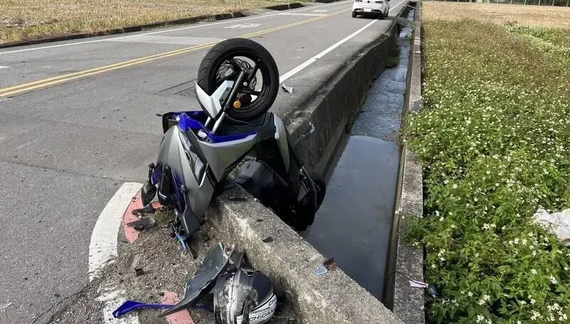 影/事發瞬間直擊！苗栗男大生騎車遭撞「空中轉2圈半飛進田」