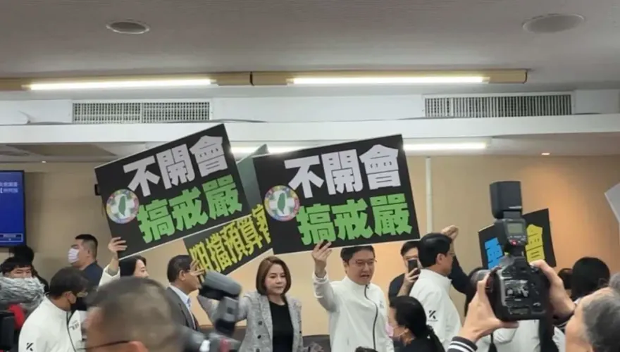 影/徐欣瑩進會場　朝野爆口角！藍嗆「不開會搞戒嚴」