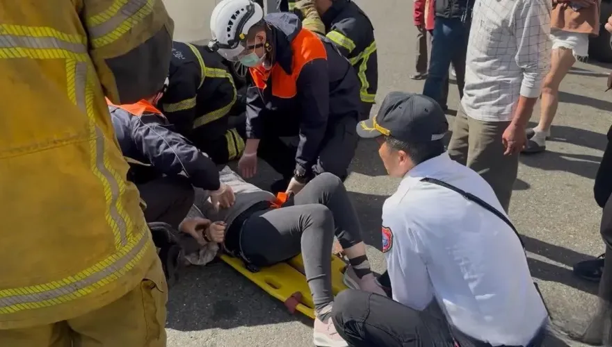 影/高雄女駕駛拖行輾死行人後「嘻笑講電話」？訊後無保請回
