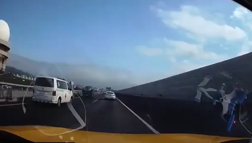 就是死都不讓！救護車國道狂鳴笛　貨車龜速擋讓全網氣炸