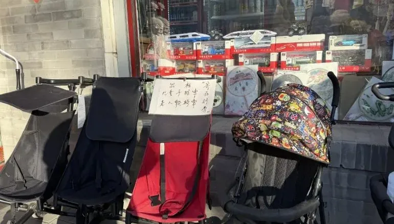 懶得排隊…遊客北京故宮租輪椅走「愛心通道」　官方將整頓