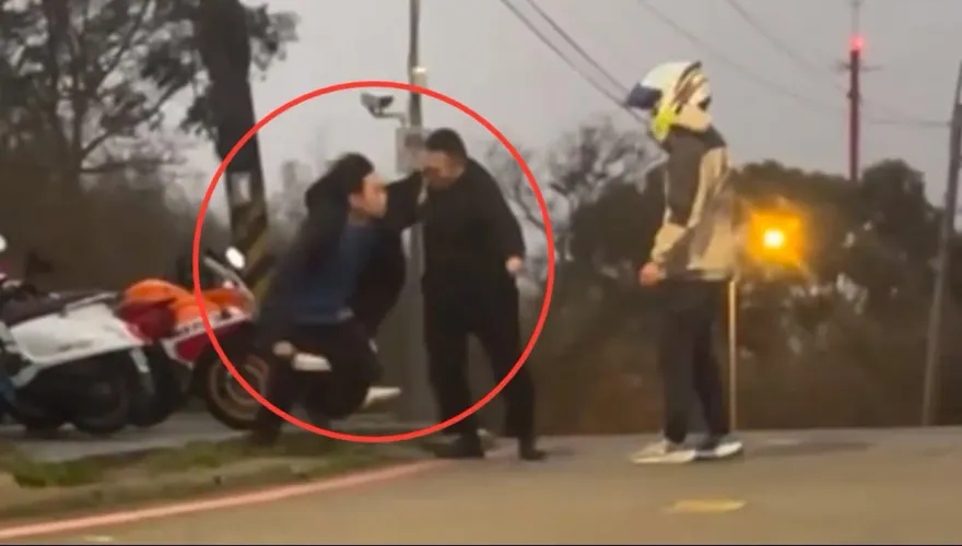 影/持刀畫面曝！文化大學砍人案　3男纏鬥1人持菜刀行兇