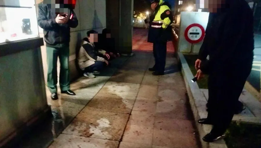 傷勢畫面曝！醒吾男大生衝文化大學堵人揮刀　警：感情糾紛