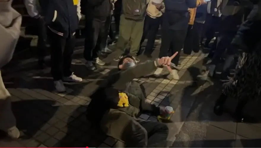影/超丟臉青鳥「碰瓷哥」假摔哭叫　網評：比雲豹小公主假