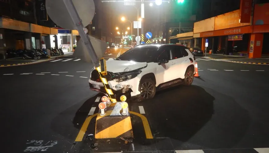 影/白虛線引導肇事！台中汽車轉彎「切西瓜」撞庇護島　2個月毀16車