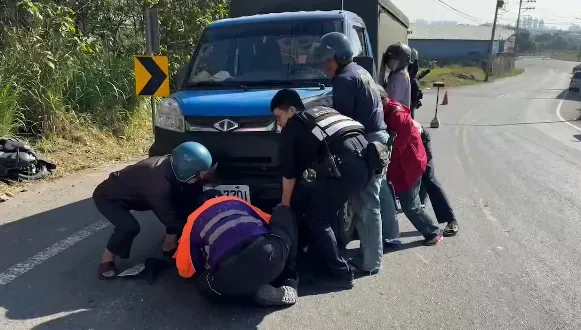 自撞電線杆噴飛！騎士慘遭「吞進」貨車底　民眾急抬車救人