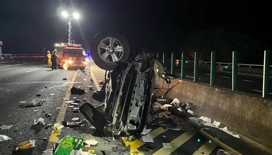 國道6號「5車追撞一團」扭曲變形　殘骸碎片掉滿地
