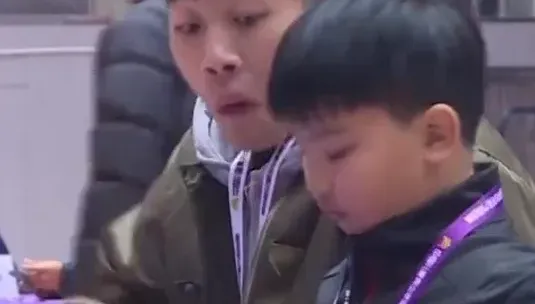 影/世界最速！9歲陸神童秒解魔術方塊　裁判反應亮了