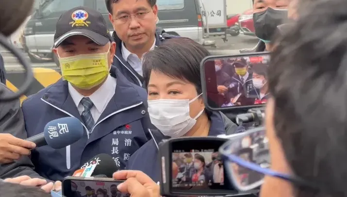 影/台中全聯倉儲大火！市長盧秀燕、消防局長緊急到場坐鎮
