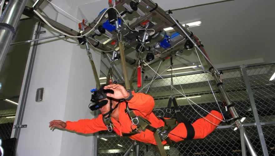 陸軍空訓中心訓練新利器　直擊VR操傘模擬器