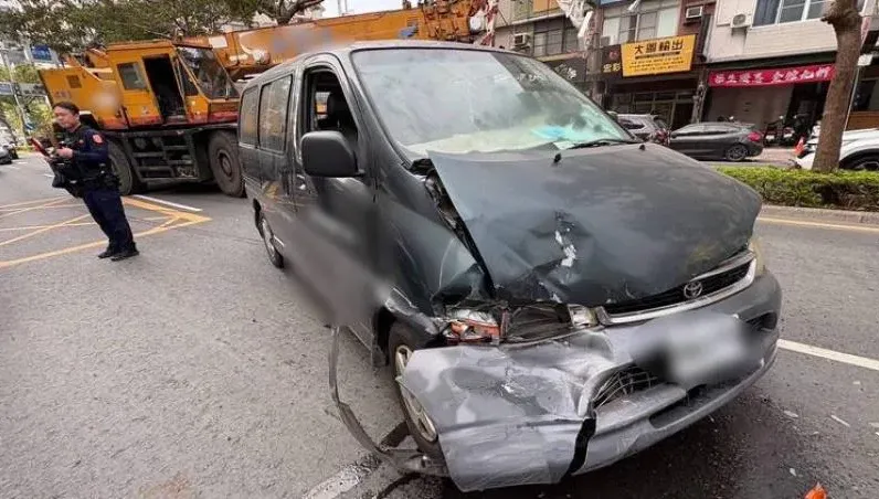 高雄發生4車相撞！廂型車煞車不及致連環撞擊　1人送醫