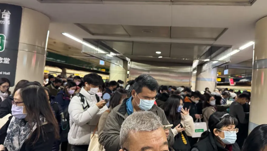 下班尖峰遇板南線異常！月台擠到像跨年　北捷：已恢復正常