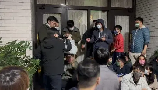 綠委闖議場派助理當守門員　隔窗運送物資還嗆聲傅崐萁