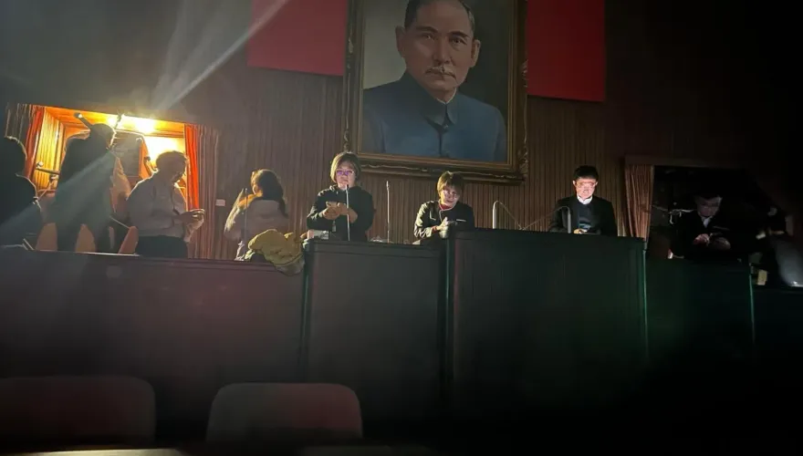 時間軸曝光！綠委夜襲破窗闖議場佔主席台　20:00開始布局