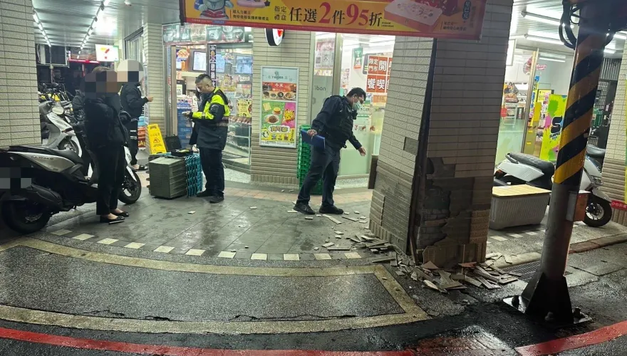 影/驚悚！轎車暴衝猛撞超商柱子　新莊女駕駛幸無礙