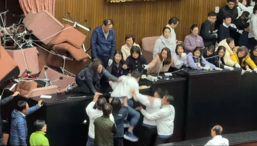 葉元之進攻主席台舌戰群雄　遭綠委推拉重摔倒地