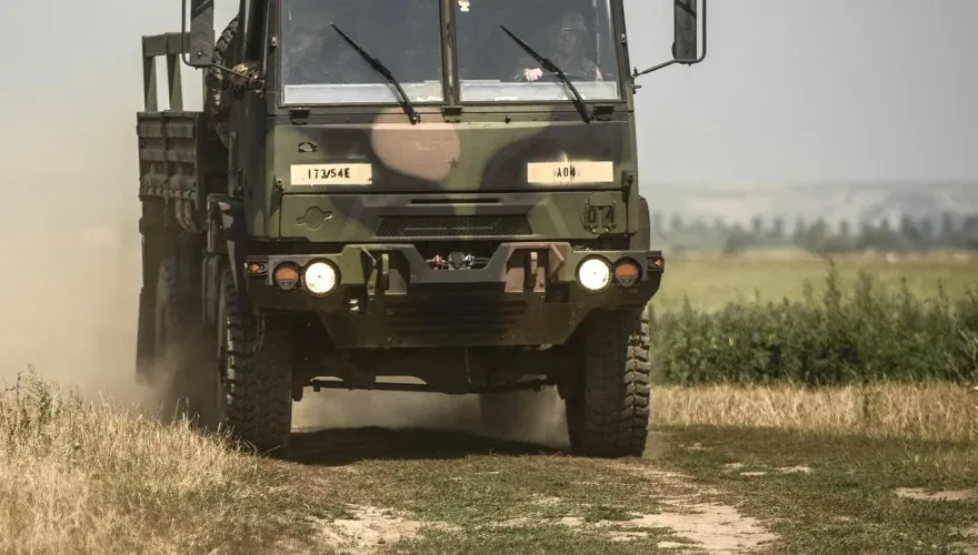 韓空軍基地驚傳死亡車禍！軍卡猛撞行道樹　士兵遭甩落1死1重傷