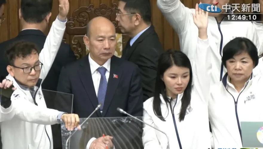 立院衝突直擊！邱議瑩怒朝韓國瑜潑水　張嘉郡緊貼身成護法