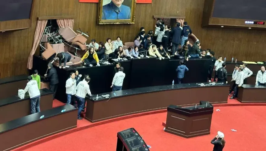 火爆直擊！藍綠助理另開戰局瘋狂互噴　立委們傻眼