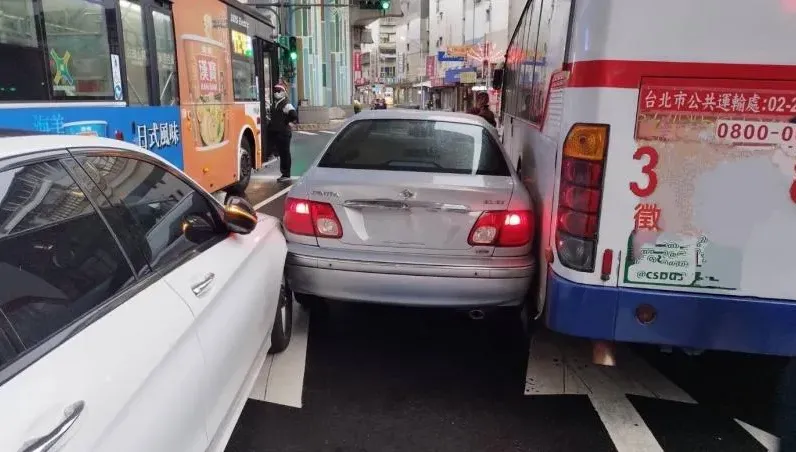 內湖3車連撞車禍！三線車道一度全被占　後方車流回堵塞爆