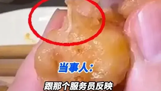 嚇！海底撈蝦滑驚見「白色條狀物」疑似蛆　業者不認稱蝦筋